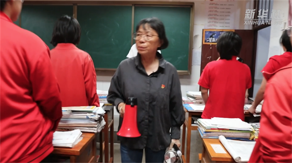 虽脚痛难忍 张桂梅坚持送女高学子赶赴高考