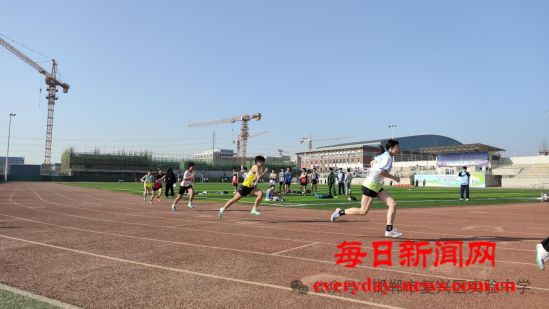 田径赛场传捷报 我校健儿勇夺冠