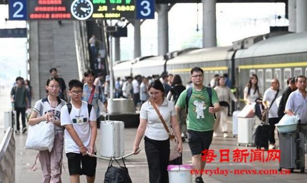 中国铁路暑运累计发送旅客超8亿人次 (1